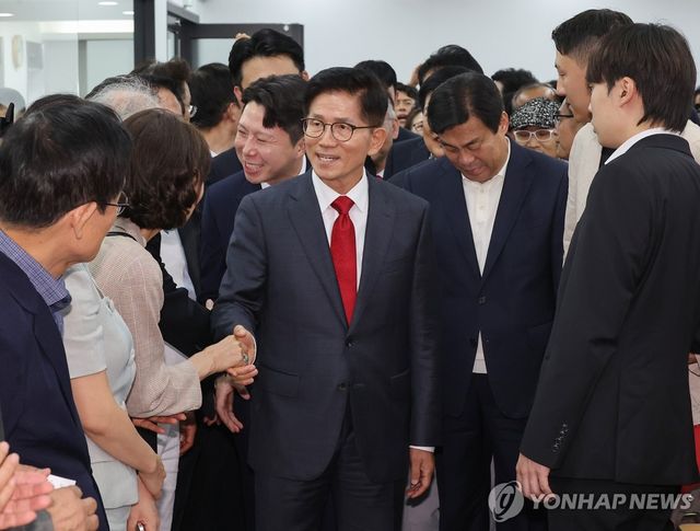 당 대표 출마선언 위해 입장하는 김문수