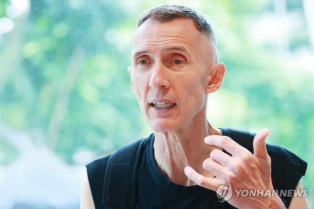 질문에 답하는 마르쿠스 클링코