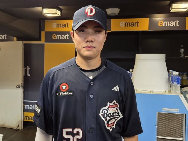 인터뷰하는 두산 신인 내야수 박준순