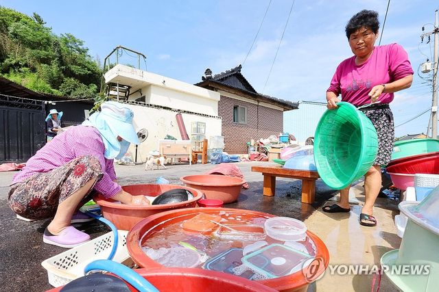 수해 복구 작업하는 나주 주민들