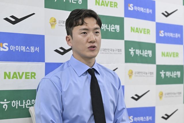 기자회견에서 발언하는 박찬희 코치