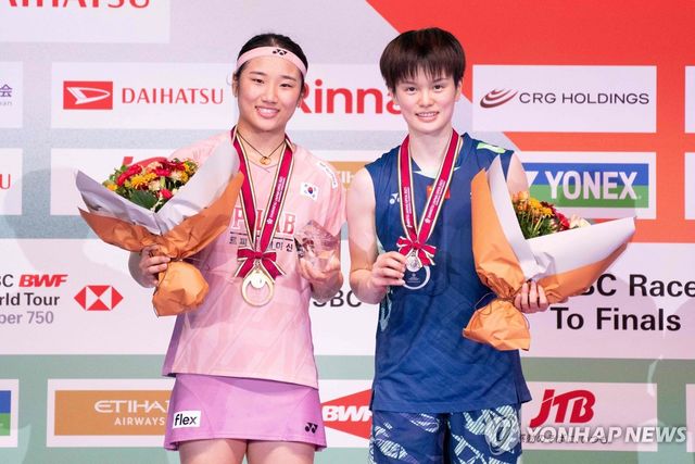 일본오픈 단식에서 우승한 안세영(왼쪽)과 왕즈이