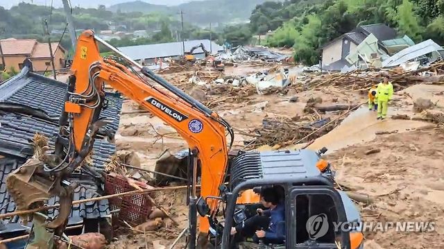 산청 산사태 피해 마을 수색 작업