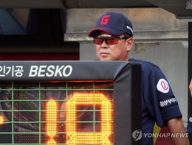 경기 지켜보는 김태형 감독