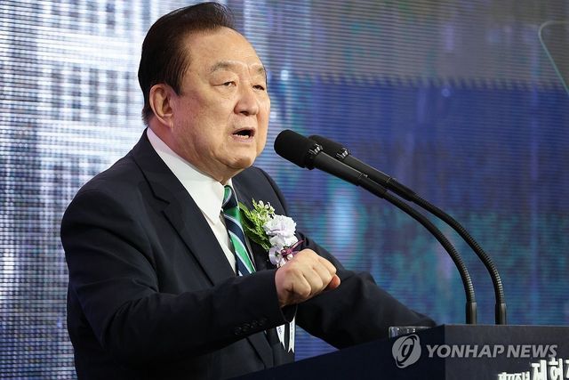 제헌절 경축식, 기념사하는 정대철 헌정회장