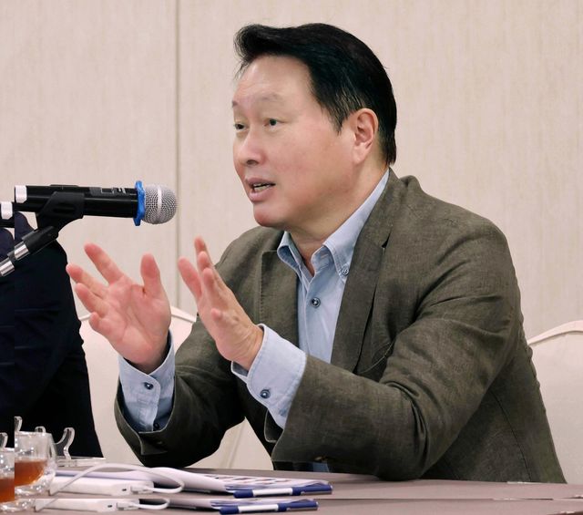 대한상의 하계포럼서 기자간담회 중인 최태원 SK그룹 회장