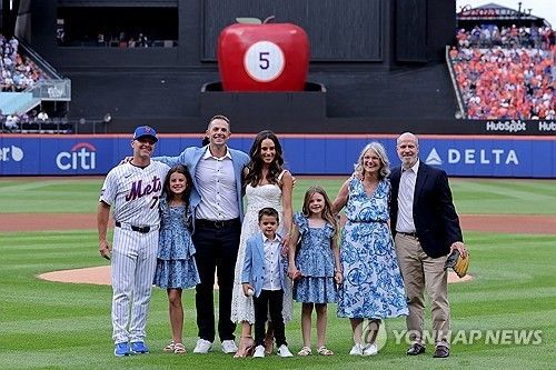 가족과 함께 영구 결번 행사에 참석한 데이비드 라이트