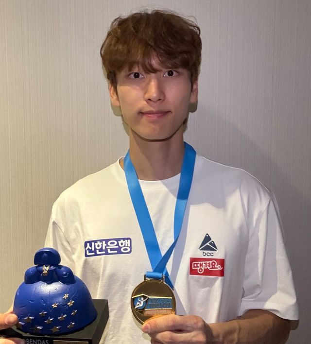 스포츠클라이밍 월드컵 12차 대회 리드에서 금메달을 따낸 이도현