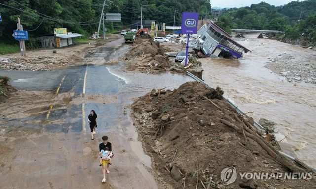 대피하는 관광객
