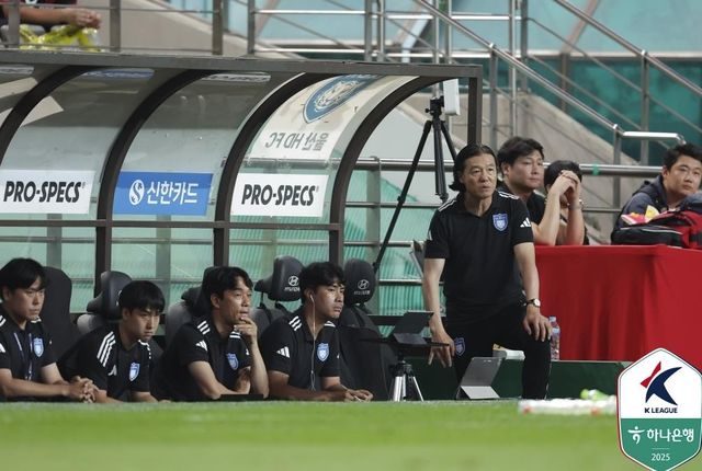 벤치에서 경기를 지켜보는 울산 HD 김판곤 감독