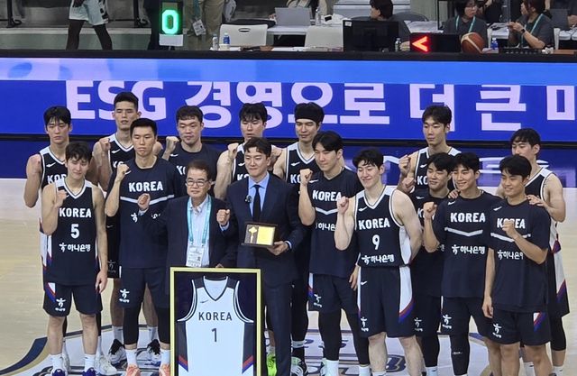 은퇴식에서 기념촬영하는 박찬희 코치(앞줄 왼쪽에서 네 번째)