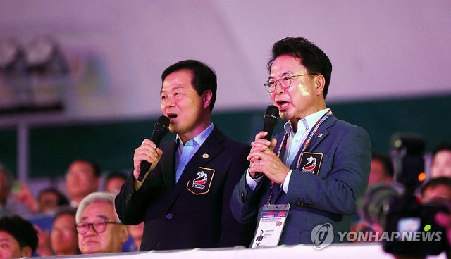 지난 8일 양진방 대한태권도협회장(왼쪽)과 육동한 춘천시장의 개막선언