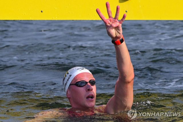 4관왕을 완성하고 손가락을 펴 보인 독일의 플로리안 벨브로크