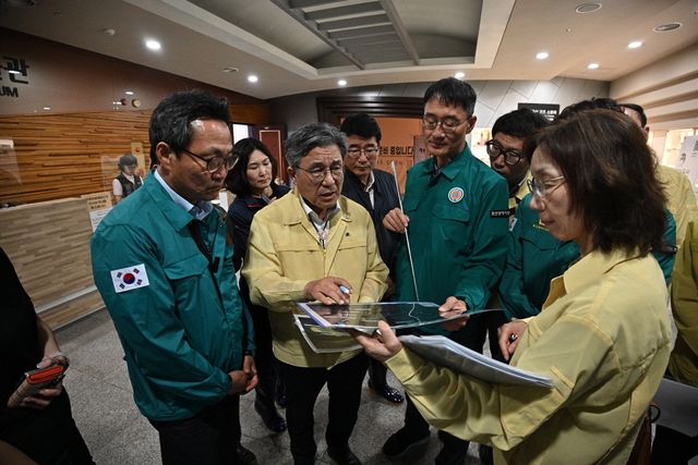 세계유산 '반구천의 암각화' 현황 설명 듣는 허민 국가유산청장