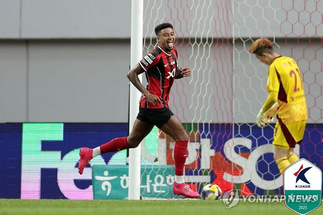 득점 세리머니 하는 린가드