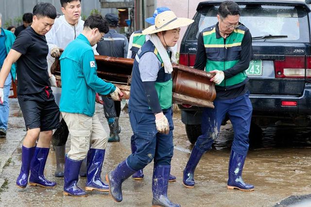 복구작업 하는 오세현 시장(오른쪽 2번째)과 직원들