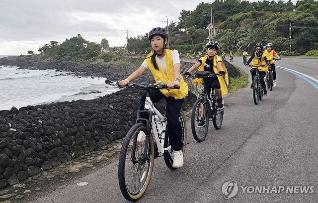 자전거로 제주도 일주 도전활동 하는 애월초 학생들