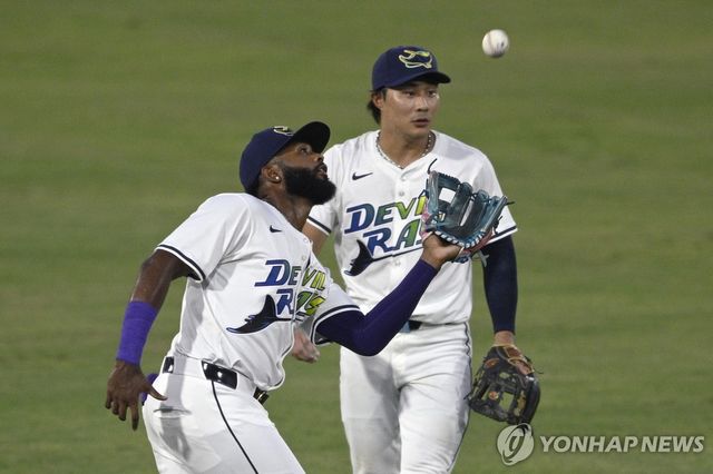 동료의 수비 때 주자 움직임을 지켜보는 김하성(오른쪽)