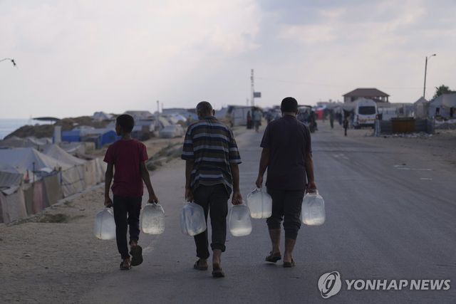 물병 들고 가는 데이르알발라의 팔레스타인 주민