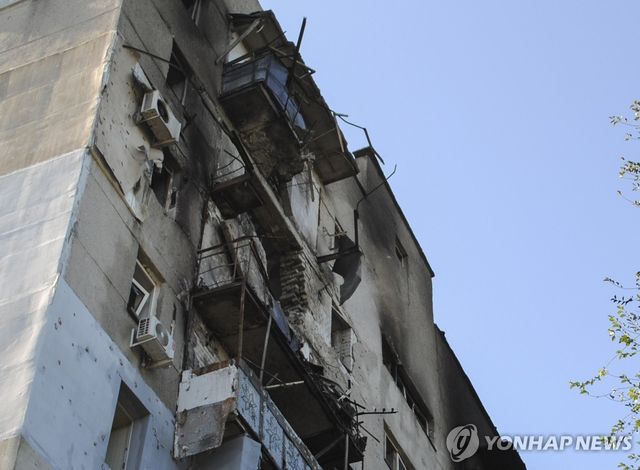 19일 오데사에서 러시아 드론 공습에 부서진 아파트