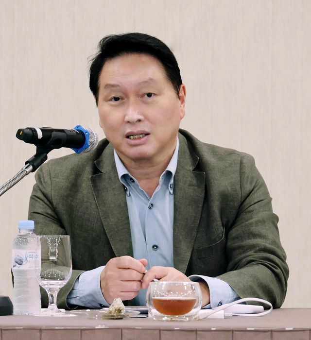 대한상의 하계포럼서 기자간담회 중인 최태원 SK그룹 회장