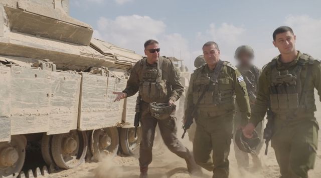 20일(현지시간) 가자지구 시찰 나선 에얄 자미르 이스라엘군 참모총장(가운데)