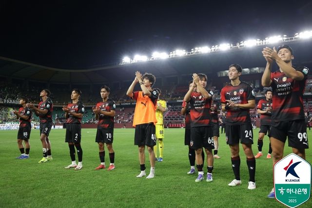 전북과 경기 후 포항 선수들과 홈팬들에게 인사하는 기성용(가운데)