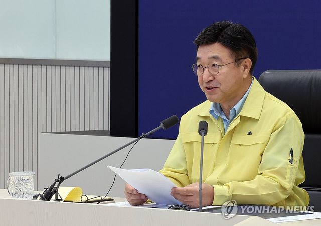 윤호중 행안부 장관, 취임 후 첫 중대본 회의 주재