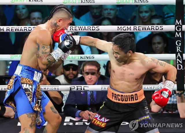 바리오스의 턱을 노린 파키아오의 오른손 스트레이트