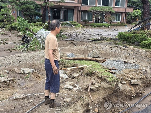 물폭탄에 망연자실한 주민