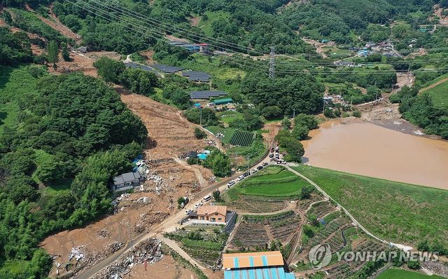 산사태가 휩쓴 마을
