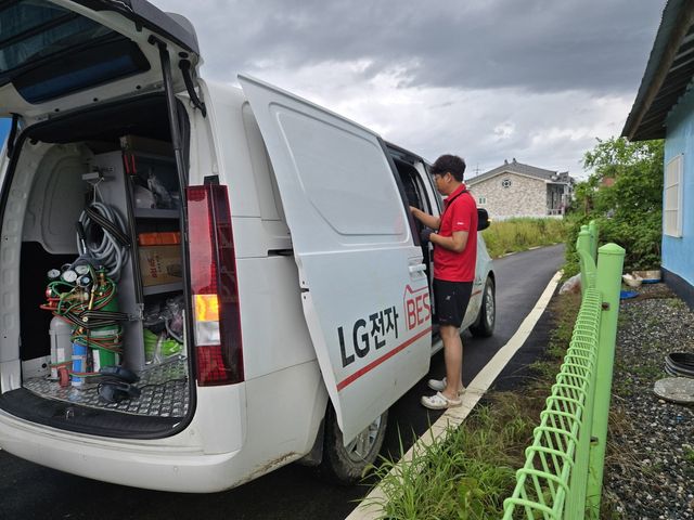 호우 피해 복구 지원 나선 LG전자 서비스 매니저