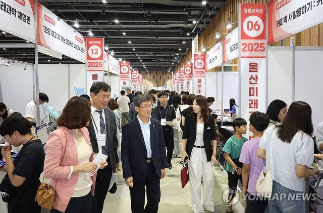 울산미래교육박람회 둘러보는 천창수 교육감