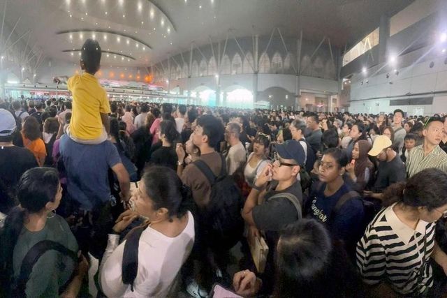 말레이 출입국게이트 200여곳 장애…38만명 대기 장사진