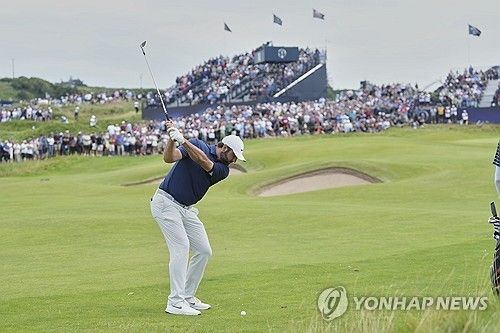 그린을 공략하는 셰플러.