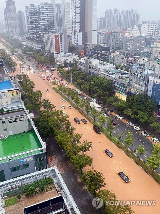 물에 잠긴 광주 도로