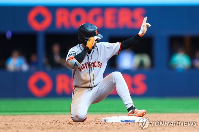 시즌 20번째 2루타를 치고 세리머니 하는 이정후