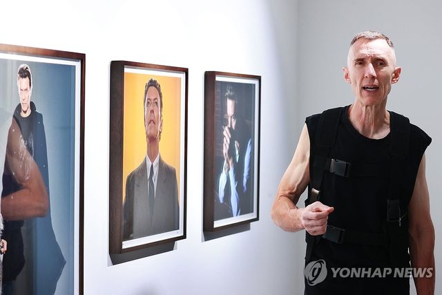 작품 설명하는 마르쿠스 클링코