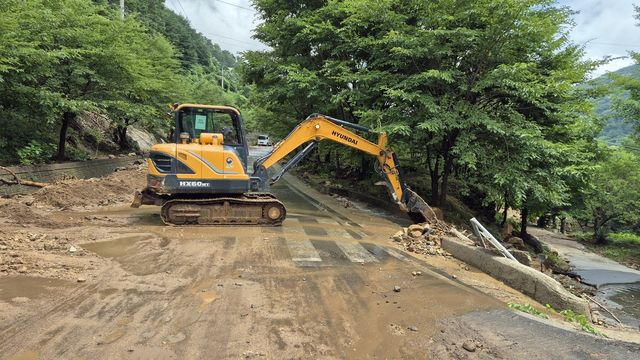 산청군 산사태 피해지 복구하는 산림청 굴착기