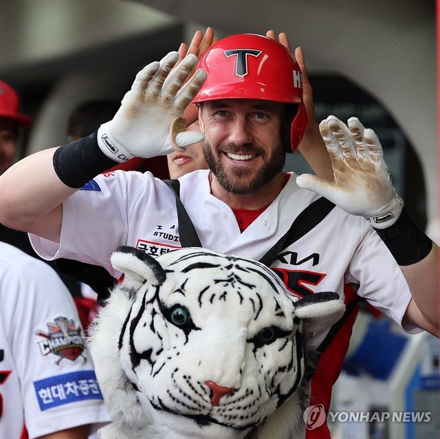 홈런 치고 기뻐하는 위즈덤