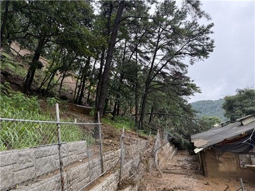 미8군 사격장 내 공사장서 흙더미 축사 덮쳐