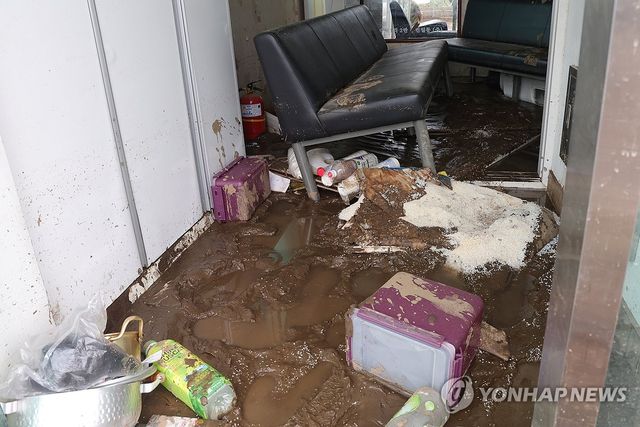 진흙 더미 쌓인 경로당