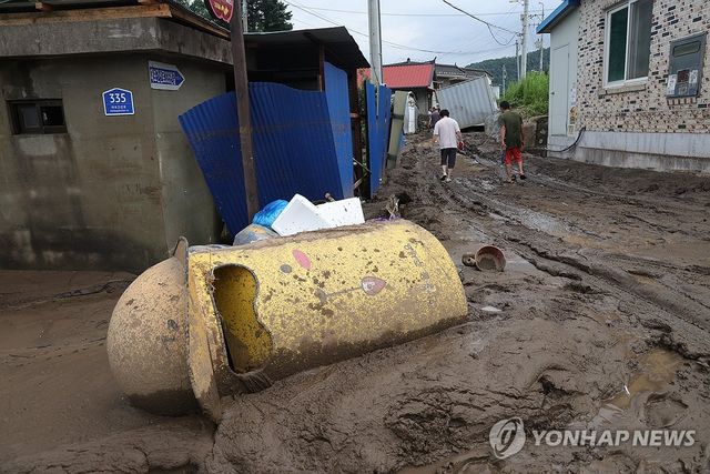 진흙 더미 쌓인 도로