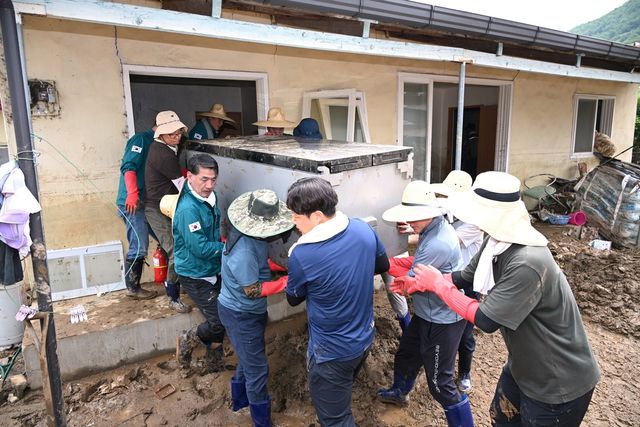 합천군 가회면 수해복구 지원하는 경남도의원들