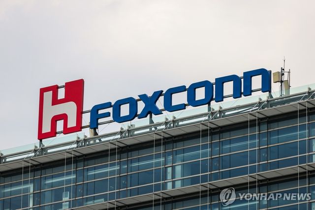 대만 타이베이 소재 폭스콘 본사 건물의 로고