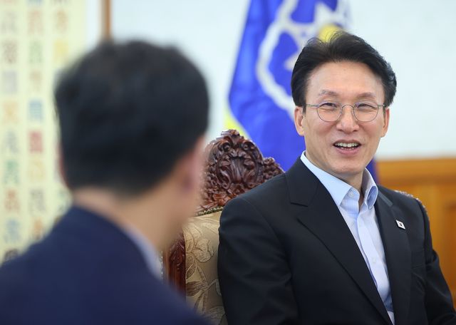 연합뉴스와 APEC 관련 인터뷰하는 김민석 총리