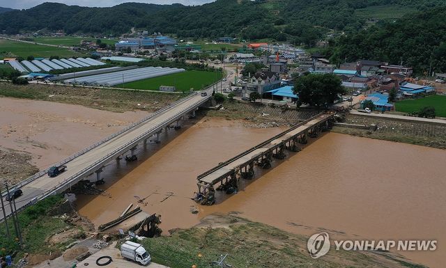 폭우에 교량 붕괴
