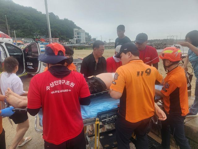 관광객 구조하는 수상인명구조요원