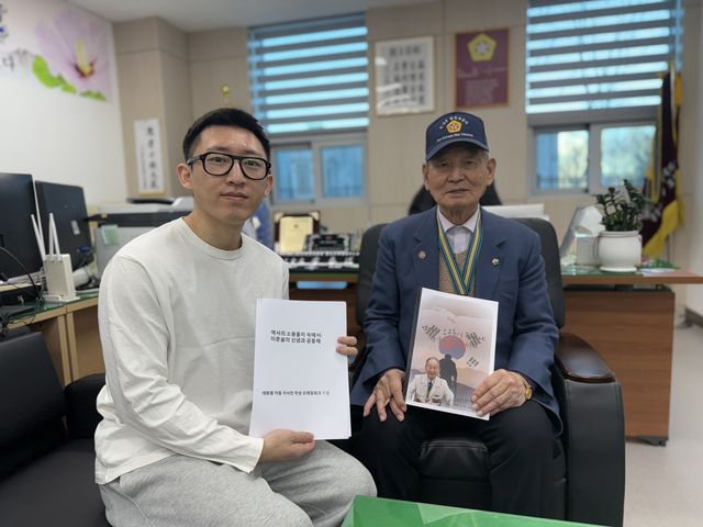 6·25 참전용사와 인터뷰하는 김민석씨(왼쪽)