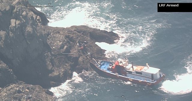 입도 금지 섬으로 낚시객 실어나르는 어선